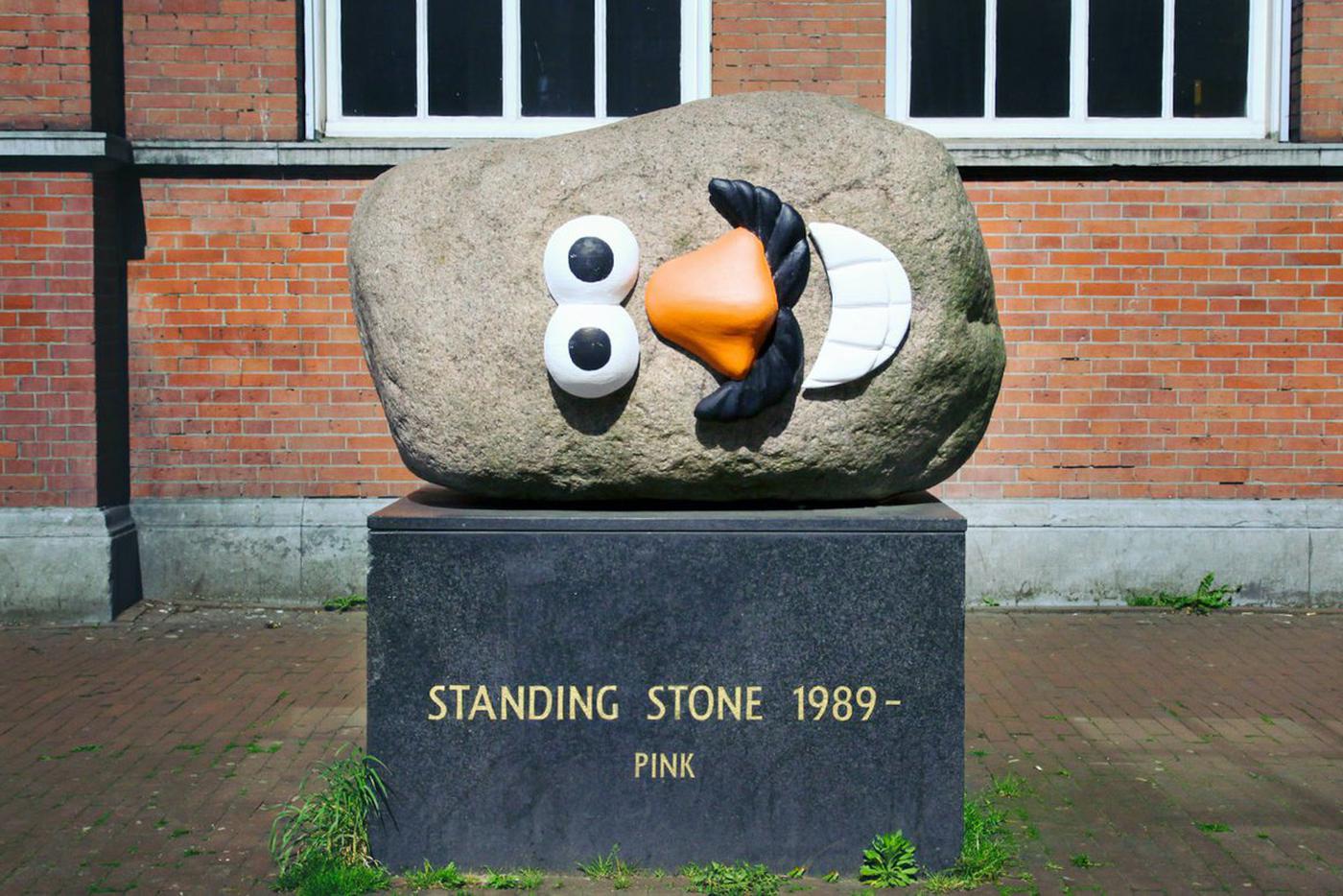 "Стойкий камень", который был установлен в 1989 году художницей PINK de Thierry и означал силу Нидерландов, на несколько минут превратился в... "весёлый лежачий камень".