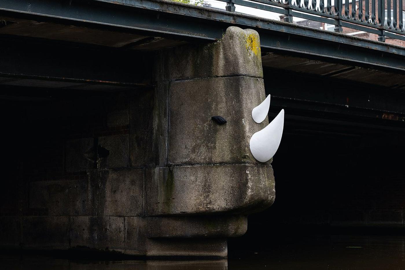 Художник превратил опору в носорога. Сходство определённо есть.