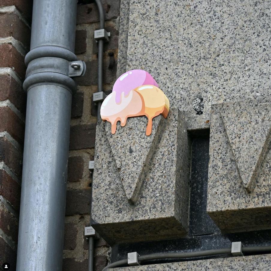 Простая, но заметная метаморфоза: серьёзный элемент уличной архитектуры превратился в мороженое.