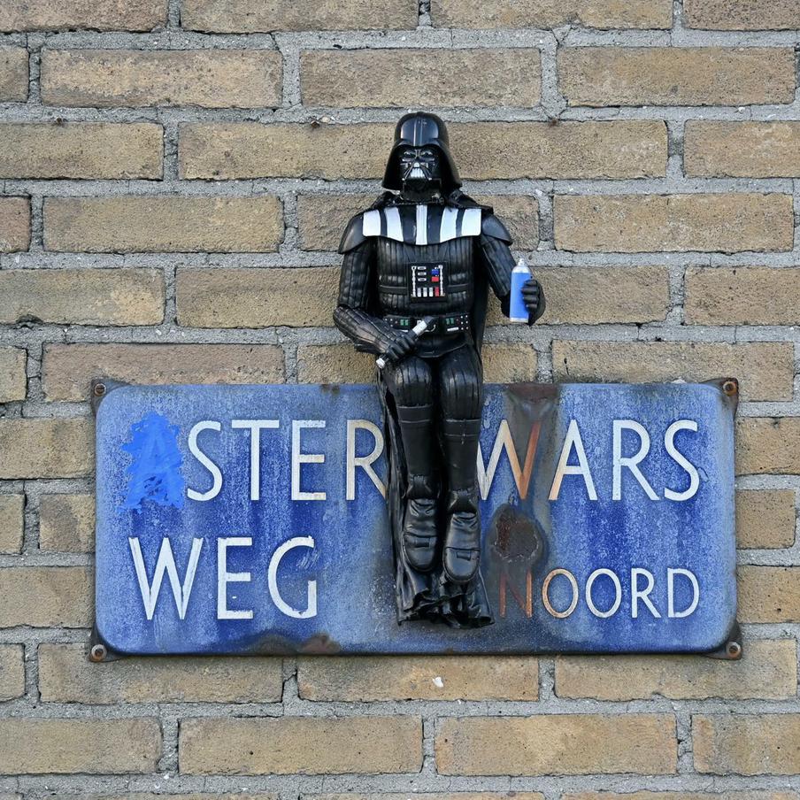 Дарт Вейдер помещён на табличку с названием улицы так, чтобы осталось только Ster Wars – отсылка к названию Star Wars ("Звёздным войнам").