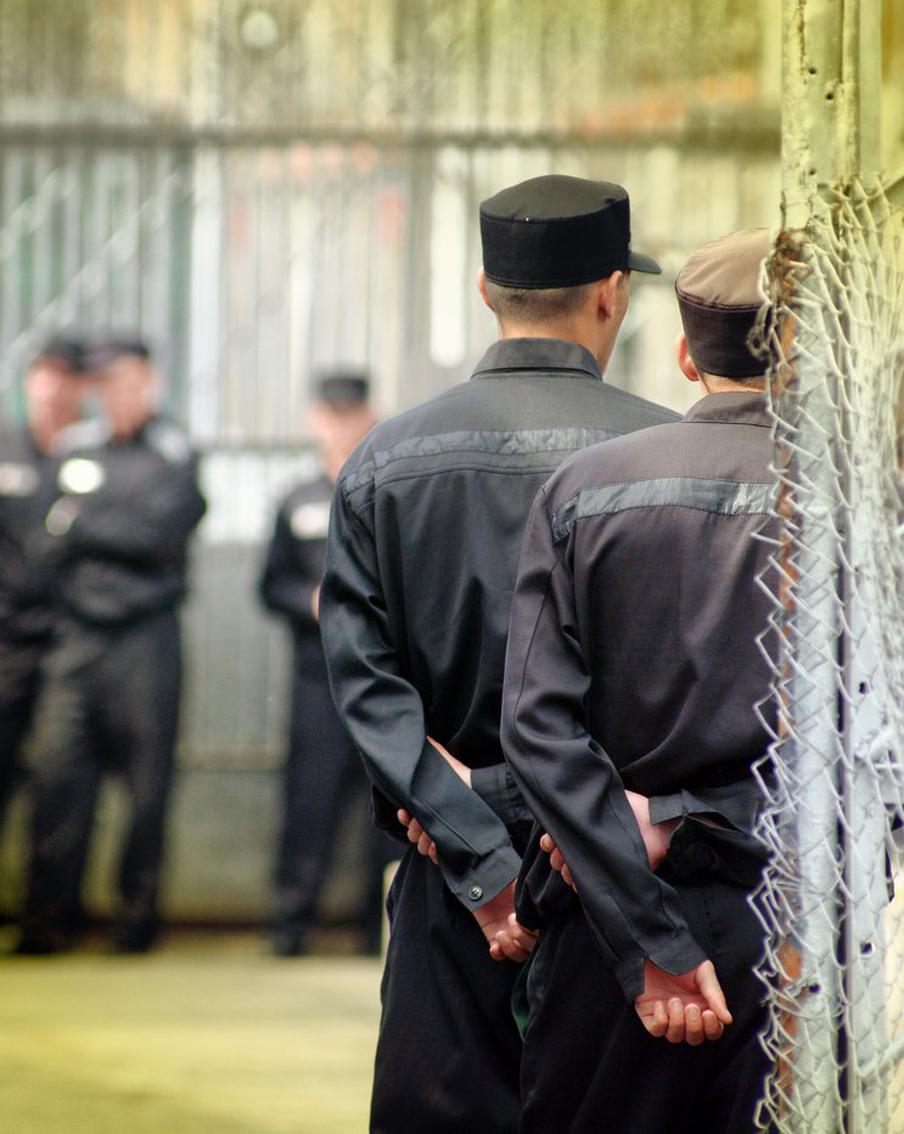 В российской колонии наркодилеры и лидеры этнических группировок устроили банкет