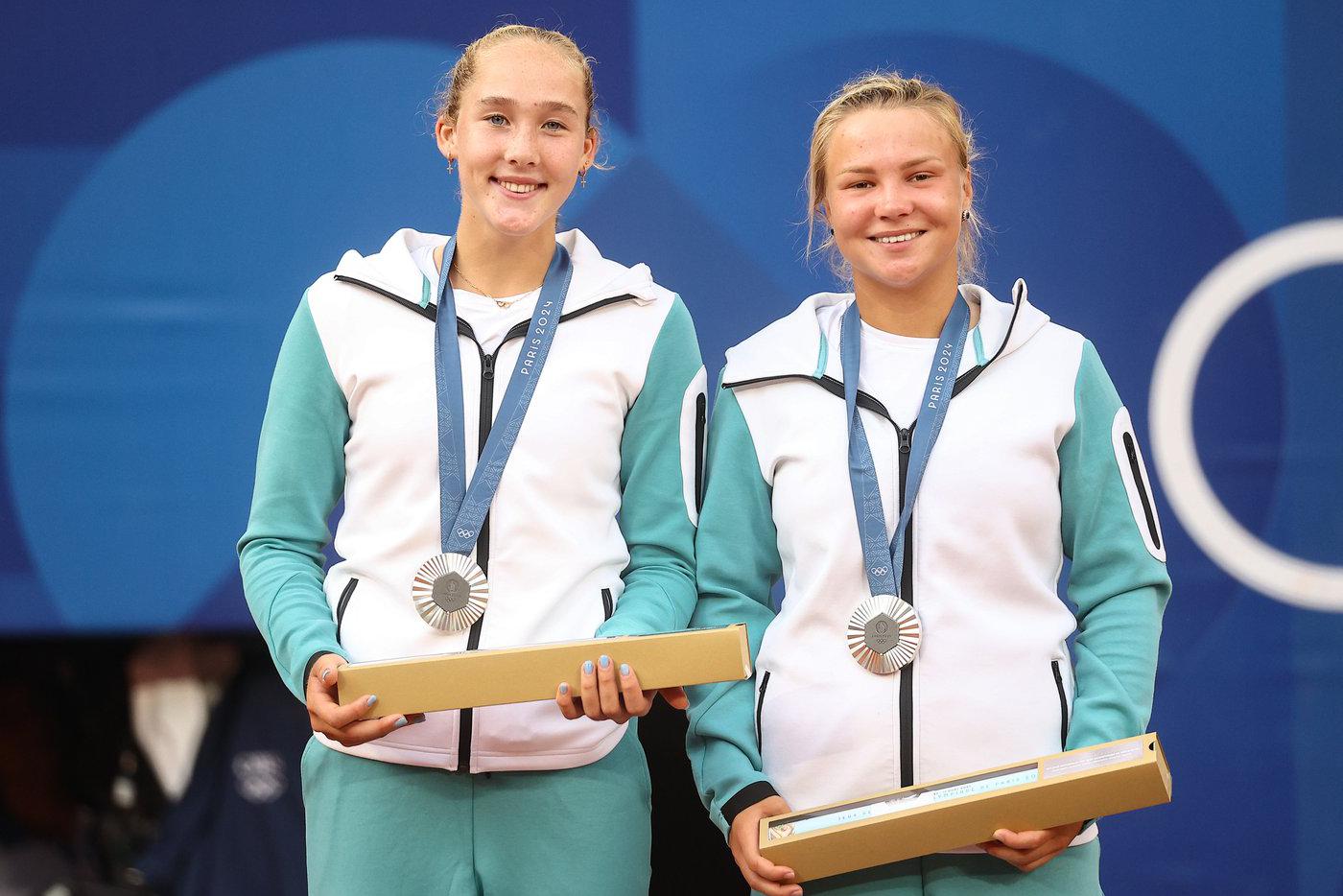 Наши улыбаши. Мирра Андреева и Диана Шнайдер принесли сборной России, выступавшей в нейтральном статусе, единственную медаль – серебряную.