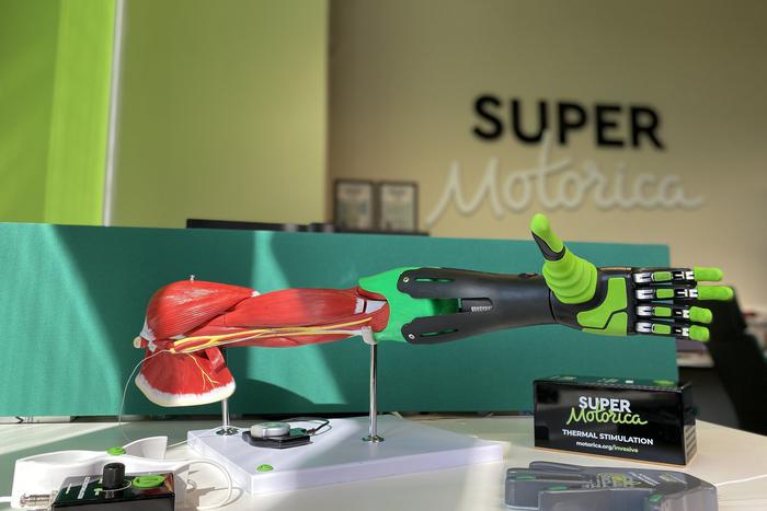 Инновационный протез руки поможет почувствовать тепло и холод