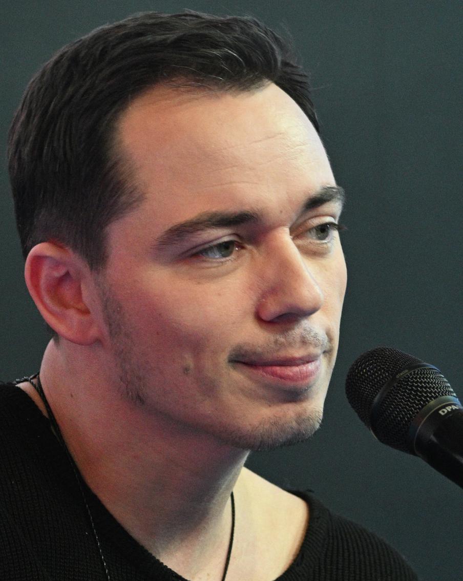 Музыкант Родион Газманов встретился с контрактниками в Едином пункте отбора на военную службу в Москве