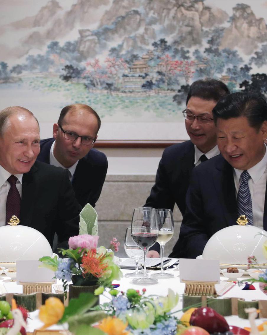 Иосифу Сталину дарили капусту с саранчой, а Дмитрию Медведеву – большие вазы