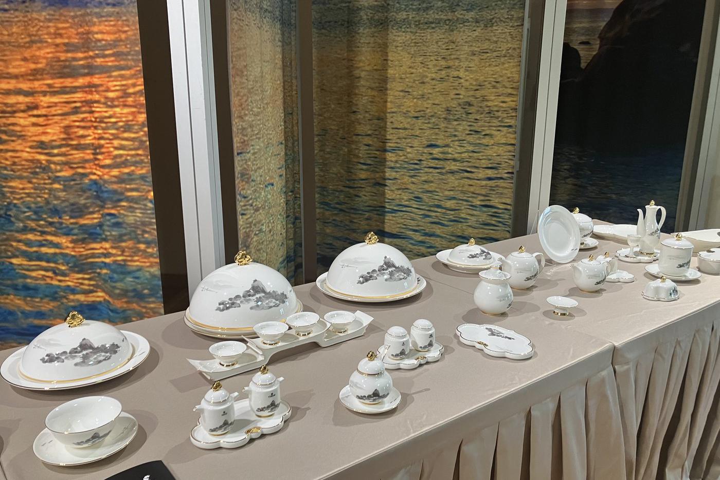 Точная копия сервиза, в котором подавали угощения на банкете у Си Цзиньпина в честь Владимира Путина.