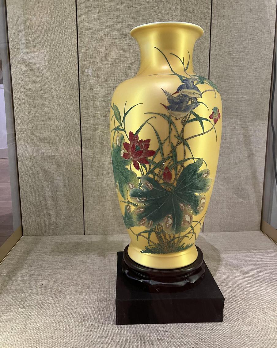 Ваза на подставке. Фарфор, глазурь, надглазурная роспись, 2016 год. Подарок КНР председателю правительства России Дмитрию Медведеву.  