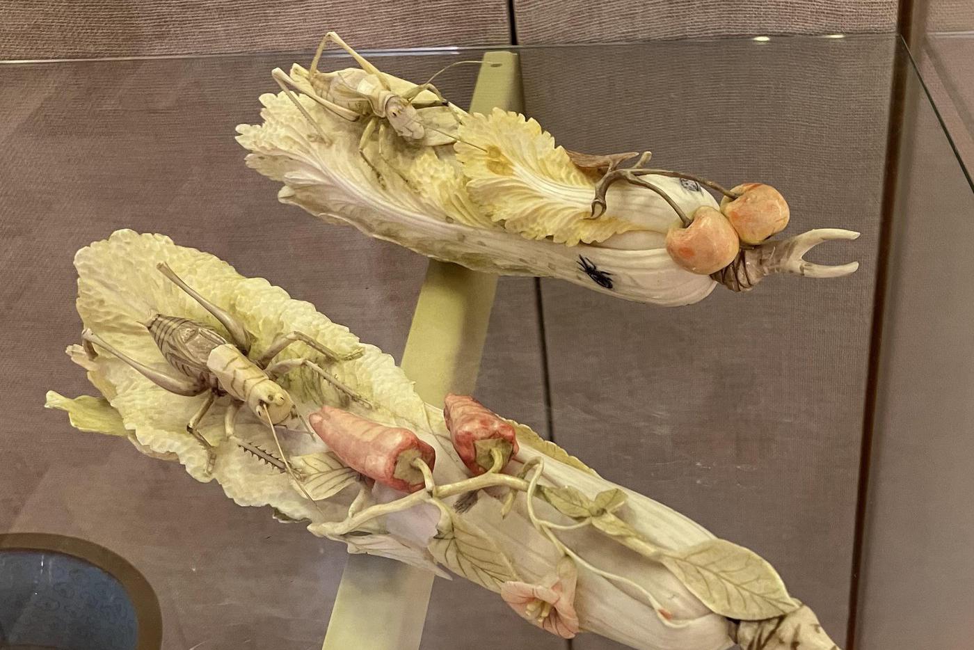 "Саранча на кочане китайской капусты": резьба по слоновой кости, графировка, тонировка, 1949 год.