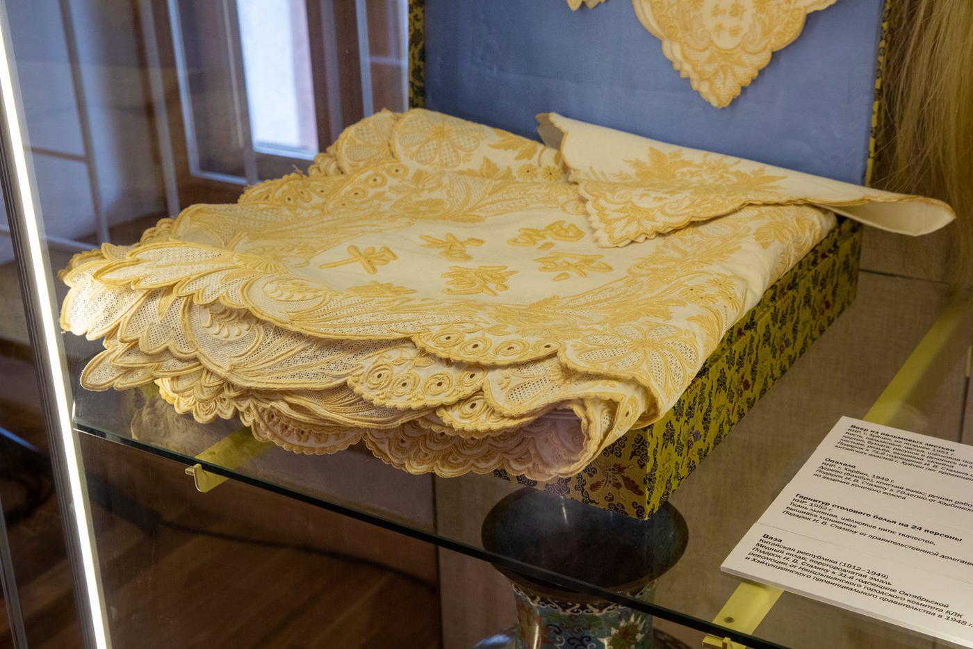 Льняной гарнитур столового белья на 24 персоны, подаренный Сталину правительственной делегацией КНР в 1952 году. 