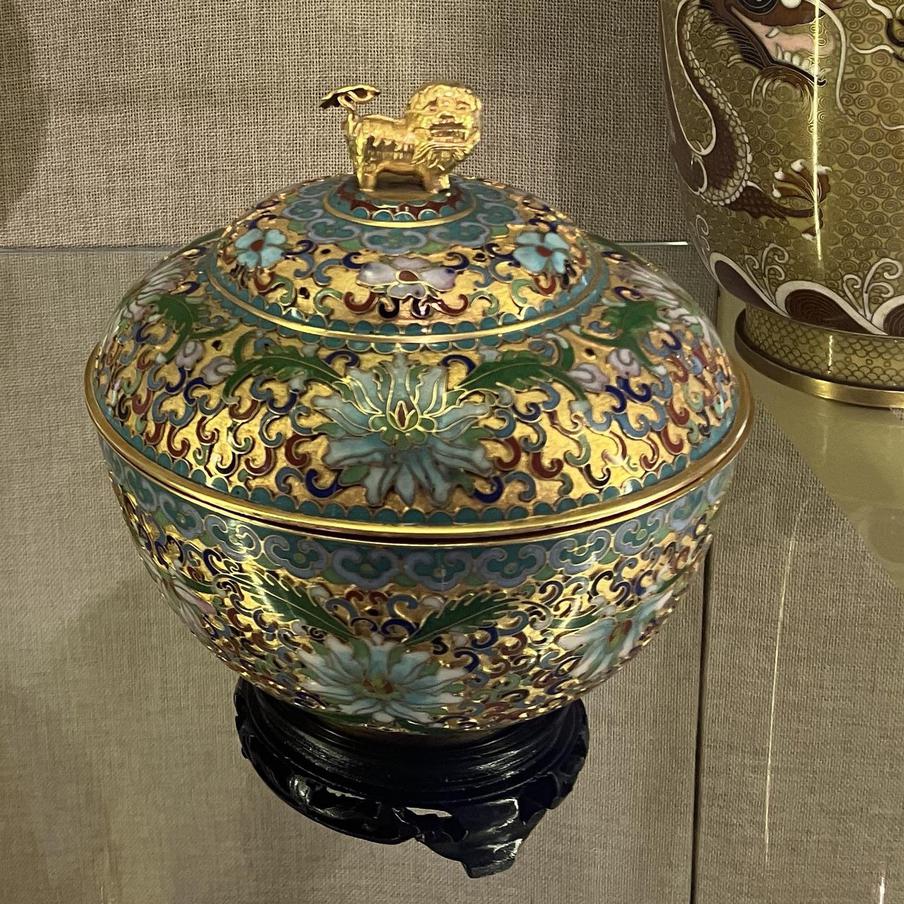 Эту декоративную чашу из металла передала Михаилу Горбачёву дочь Дэн Сяопина в 1989 году.  