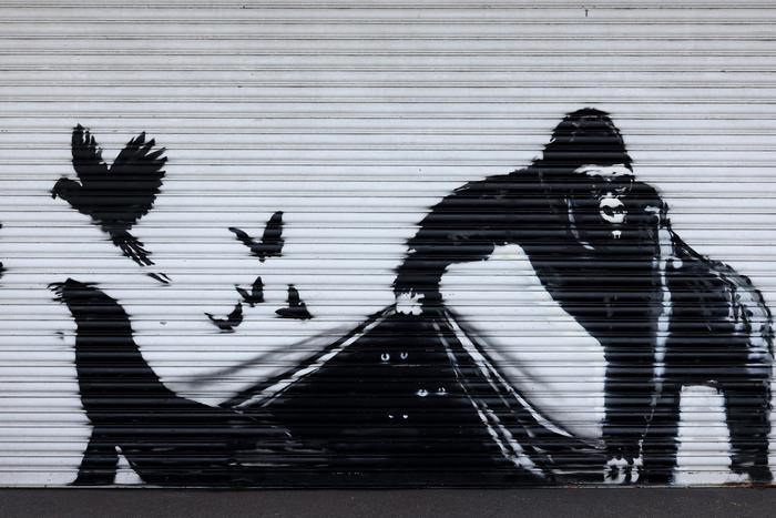 Кто напал на носорога: Бэнкси устроил в Лондоне зоомарафон