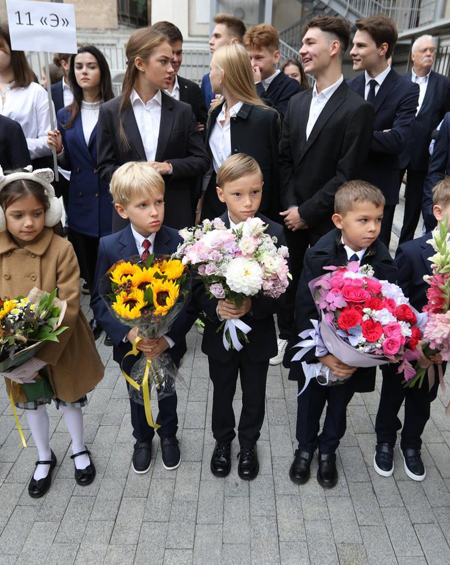 Кеды или кроссовки: какую обувь положить с собой первоклашке в школу