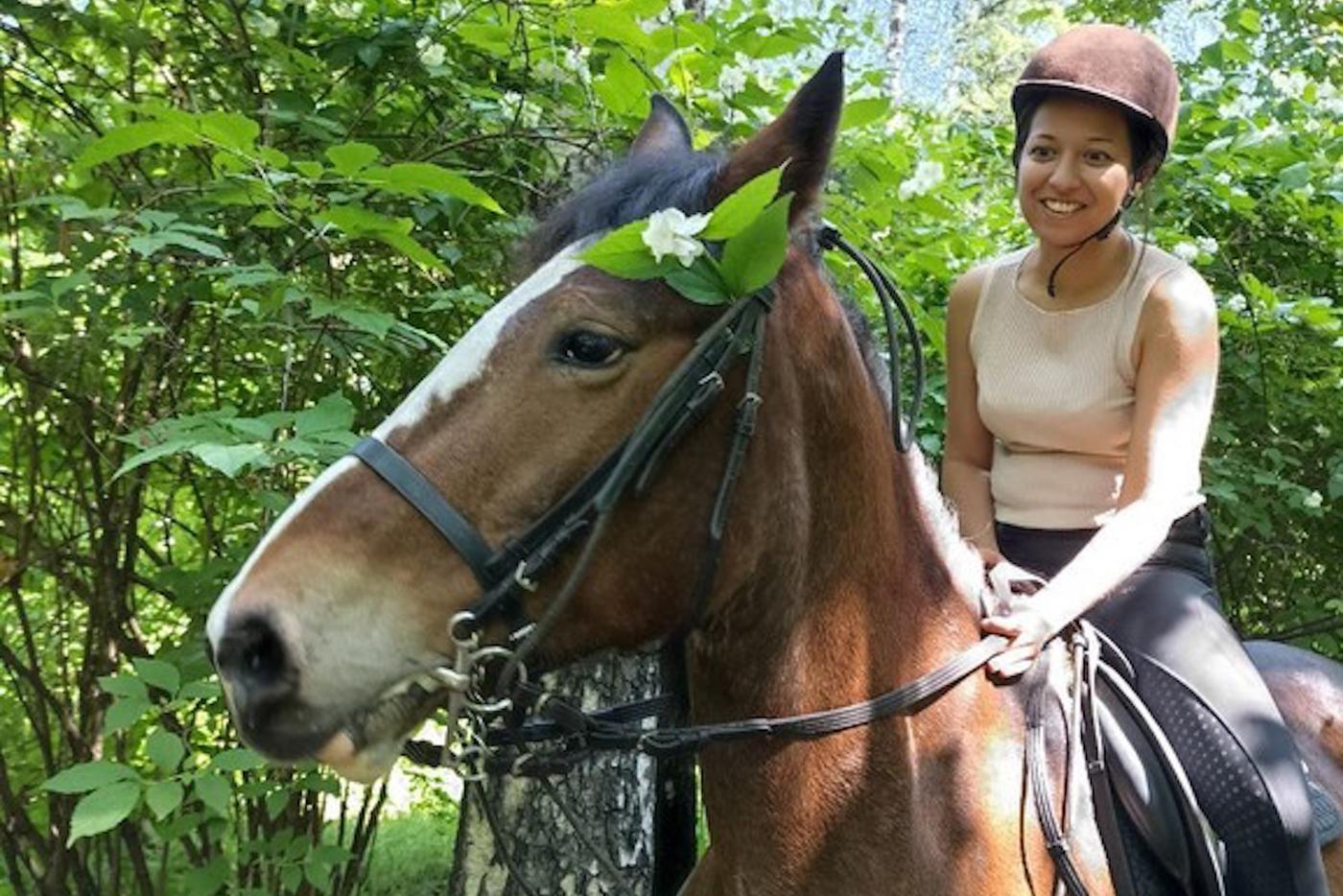 Где оседлать коня в Москве? Собрали места, где можно стать настоящим наездником