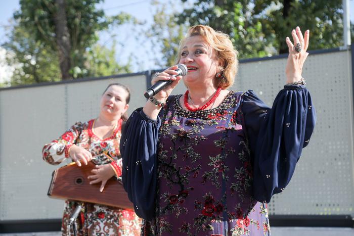 Исполнительница русских народных песен Надежда Крыгина посетила Единый пункт отбора на военную службу