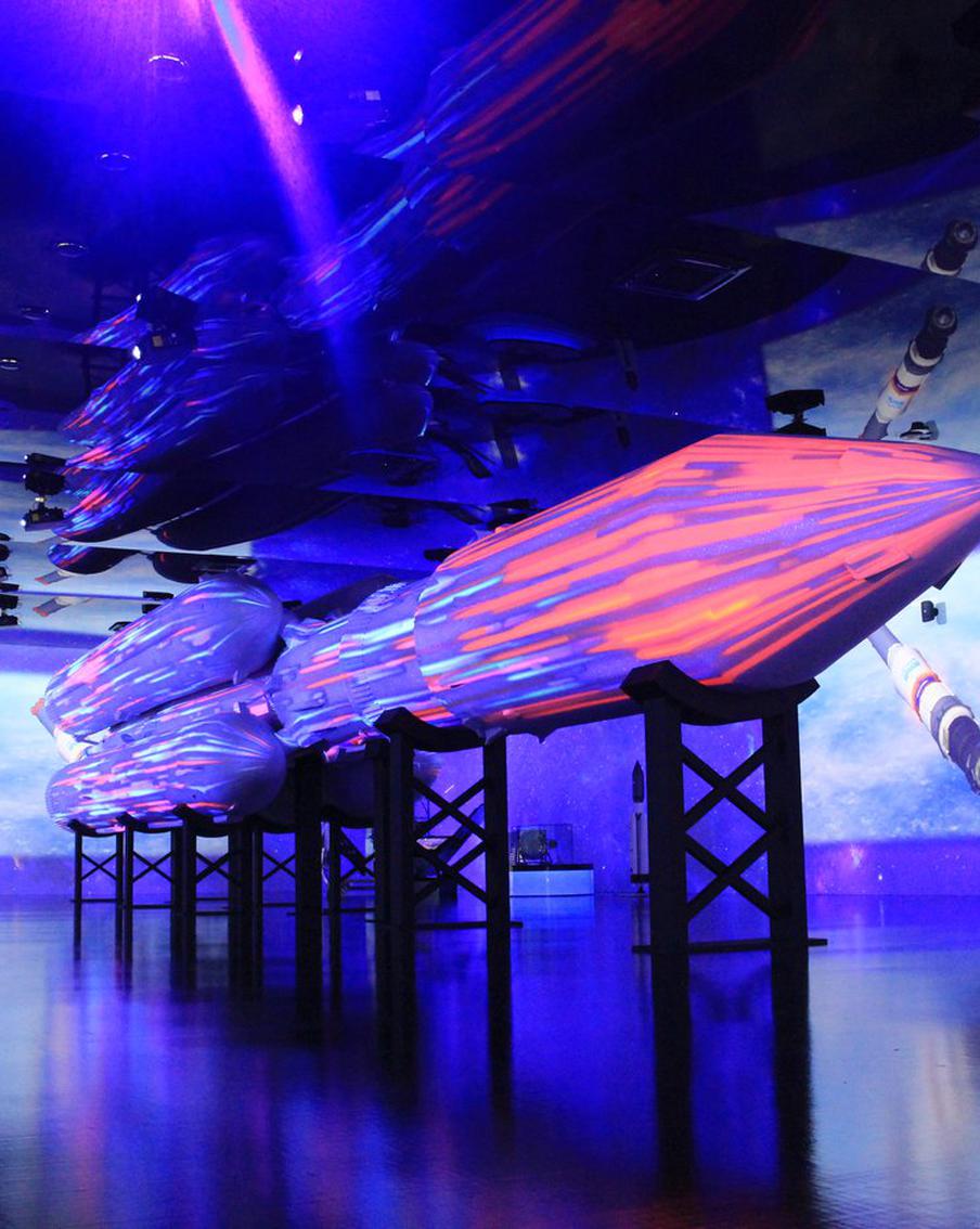 Управлять дроном и стоять под ракетой: "Москва промышленная" открылась в Экспоцентре