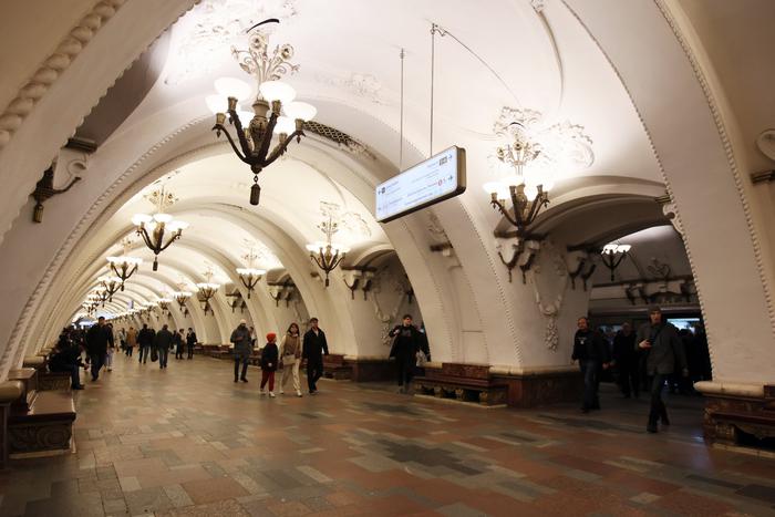 На станции метро Москвы "Арбатская" отрегулировали гермозатвор и открыли переход