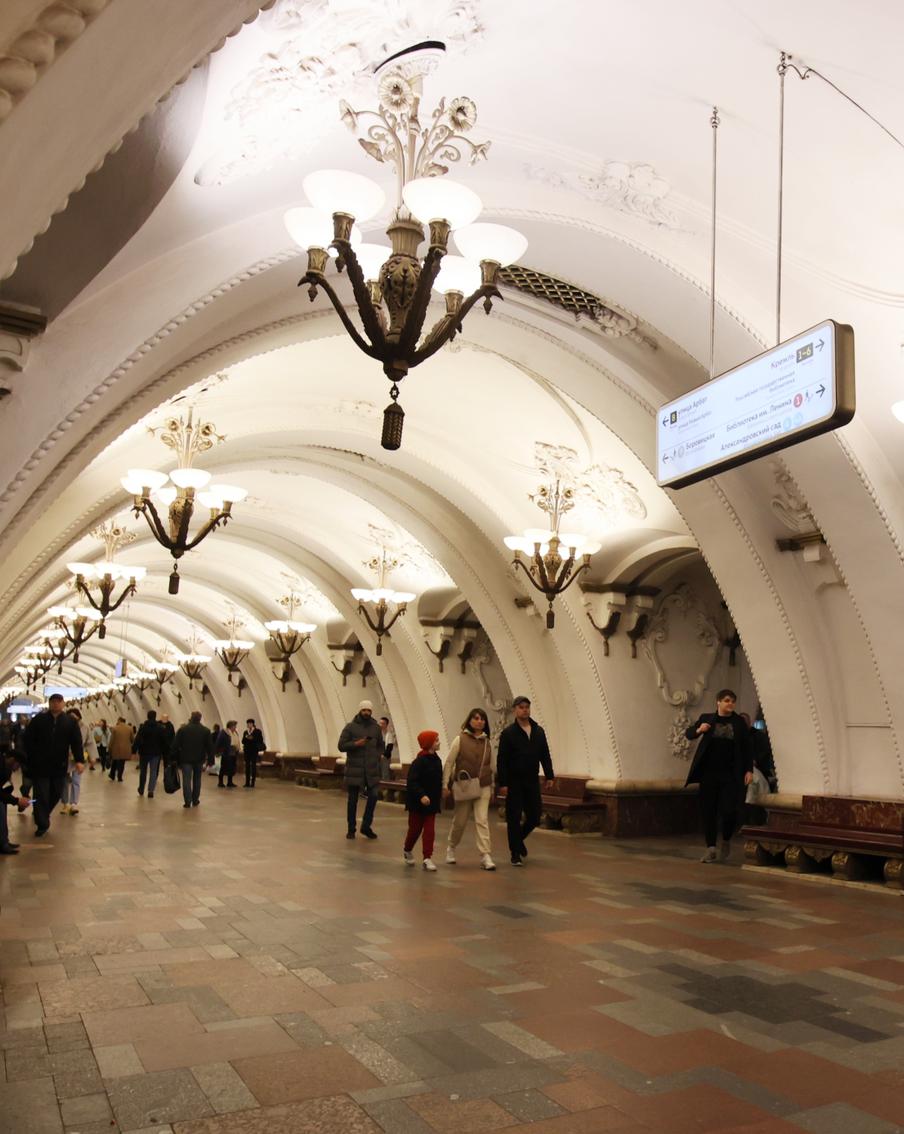 На станции метро Москвы "Арбатская" отрегулировали гермозатвор и открыли переход