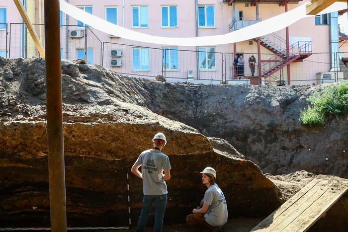 Возле Никольской откопали целый клад: репортёр Metro попала на раскоп в центре Москвы