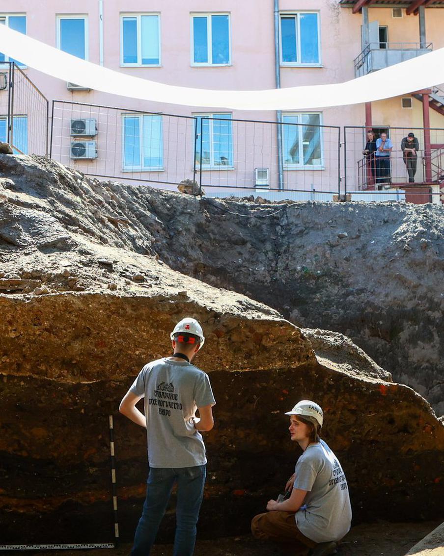 Возле Никольской откопали целый клад: репортёр Metro попала на раскоп в центре Москвы