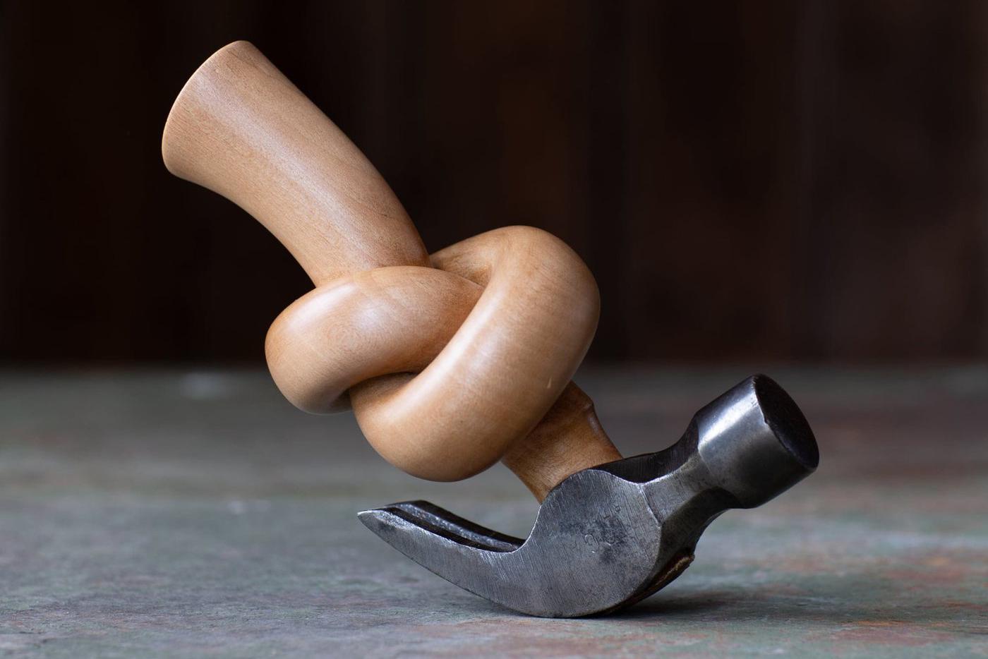 Архитектор и художник меняет реальность, закручивая привычные нам предметы в узел