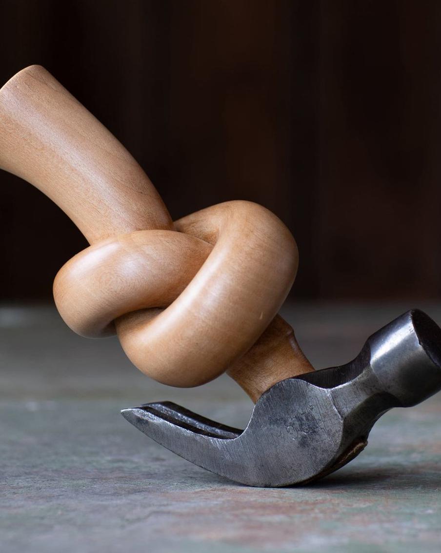 Архитектор и художник меняет реальность, закручивая привычные нам предметы в узел