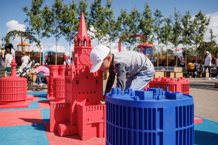 В "Лужниках" москвичи играют в шахматы Спасской башней и Большим театром