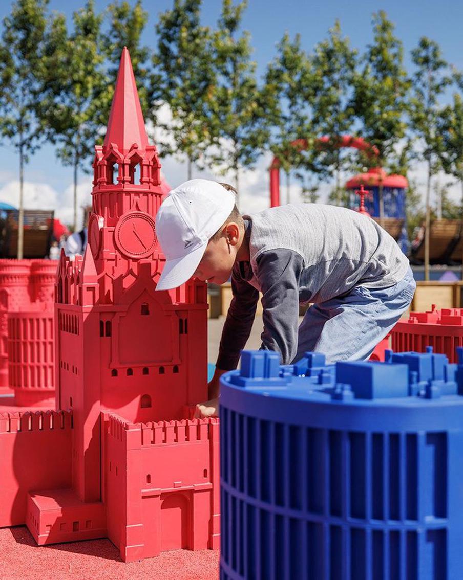 В "Лужниках" москвичи играют в шахматы Спасской башней и Большим театром