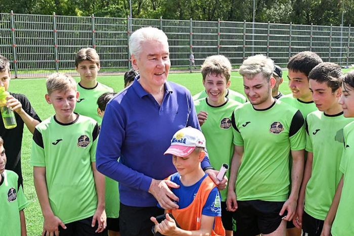 Сергей Собянин оценил  процесс строительства спортивного кластера в районе Котловка, а также осмотрел ход работ по возведению поликлиник в районе Зюзино