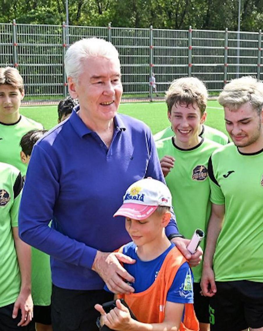 Сергей Собянин оценил  процесс строительства спортивного кластера в районе Котловка, а также осмотрел ход работ по возведению поликлиник в районе Зюзино