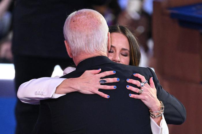 Байден опоздал на съезд Демпартии в Чикаго и расплакался на сцене