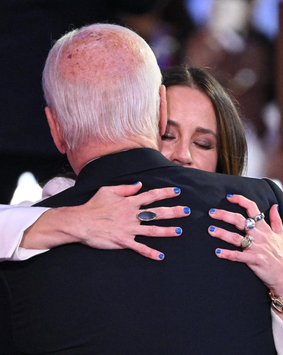 Байден опоздал на съезд Демпартии в Чикаго и расплакался на сцене