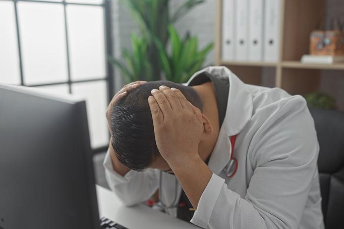 Многие люди привыкли заливать стресс алкоголем. Эксперт объяснила, почему такое поведение опасно