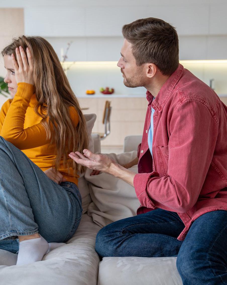 "Сделаешь массаж – куплю прокладки": 5 способов экономического насилия в семье