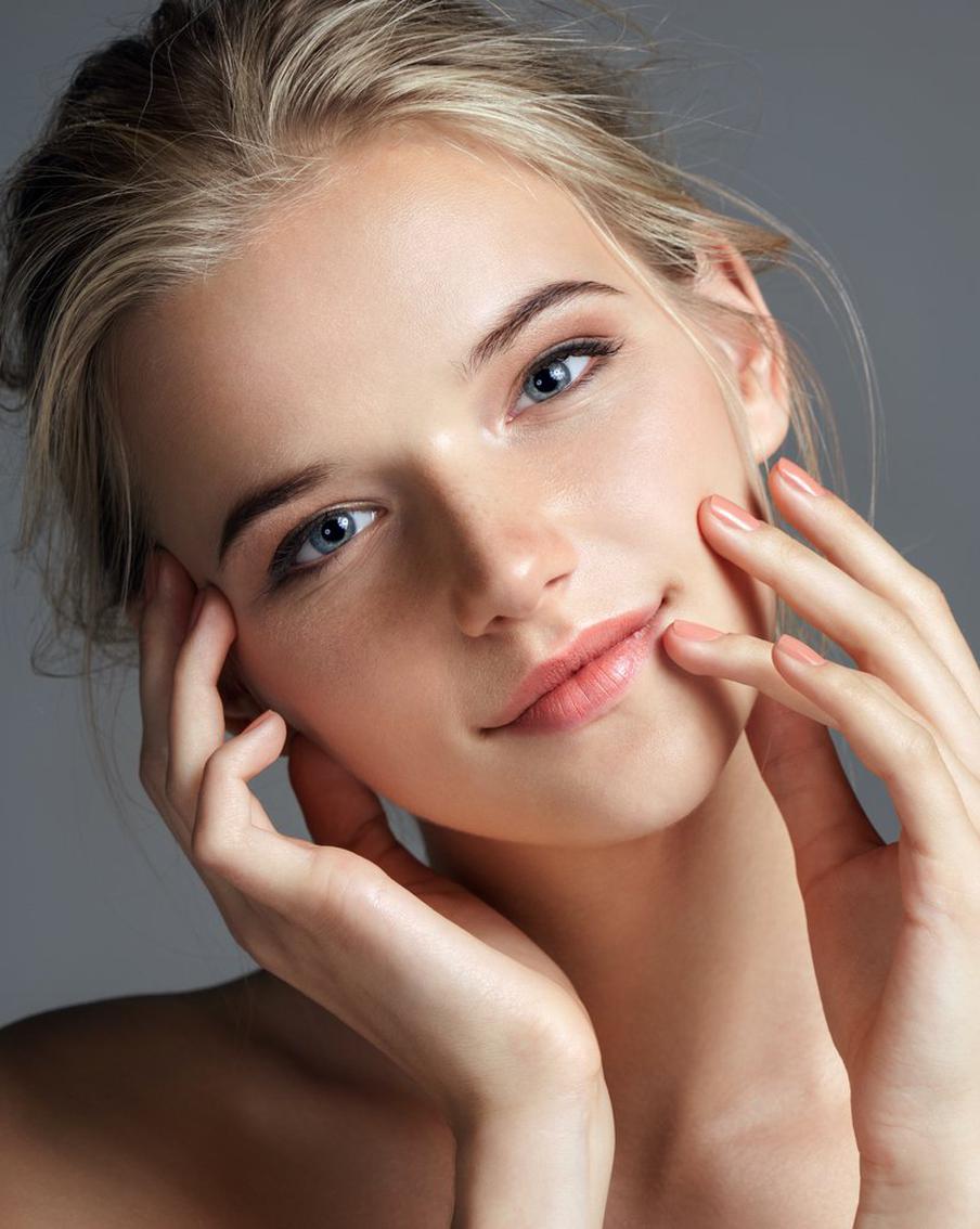 Натуральность и эффект влажных губ: 5 соблазнительных элементов макияжа