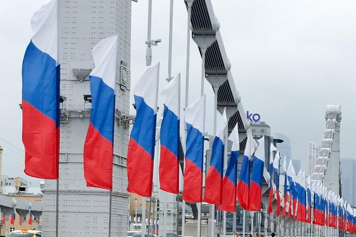 Патриотические акции проходят в Москве в День Государственного флага