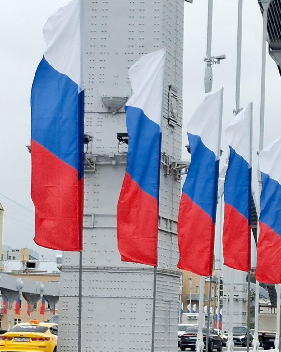 Патриотические акции проходят в Москве в День Государственного флага