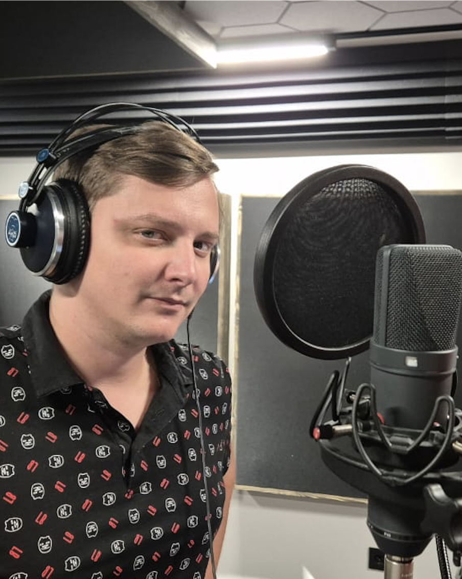 По 13 часов на ногах, связкам – конец: какие тяготы приходится выносить актёрам дубляжа