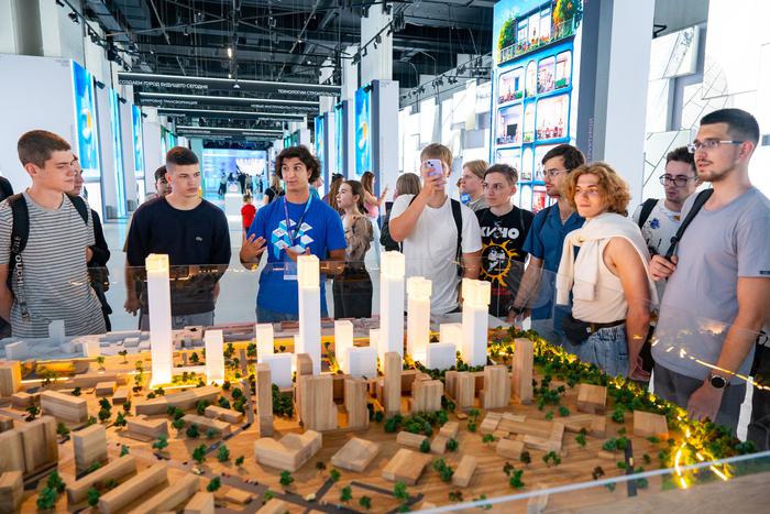 Студенты и молодые специалисты посетили выставку "Город будущего" в Зарядье