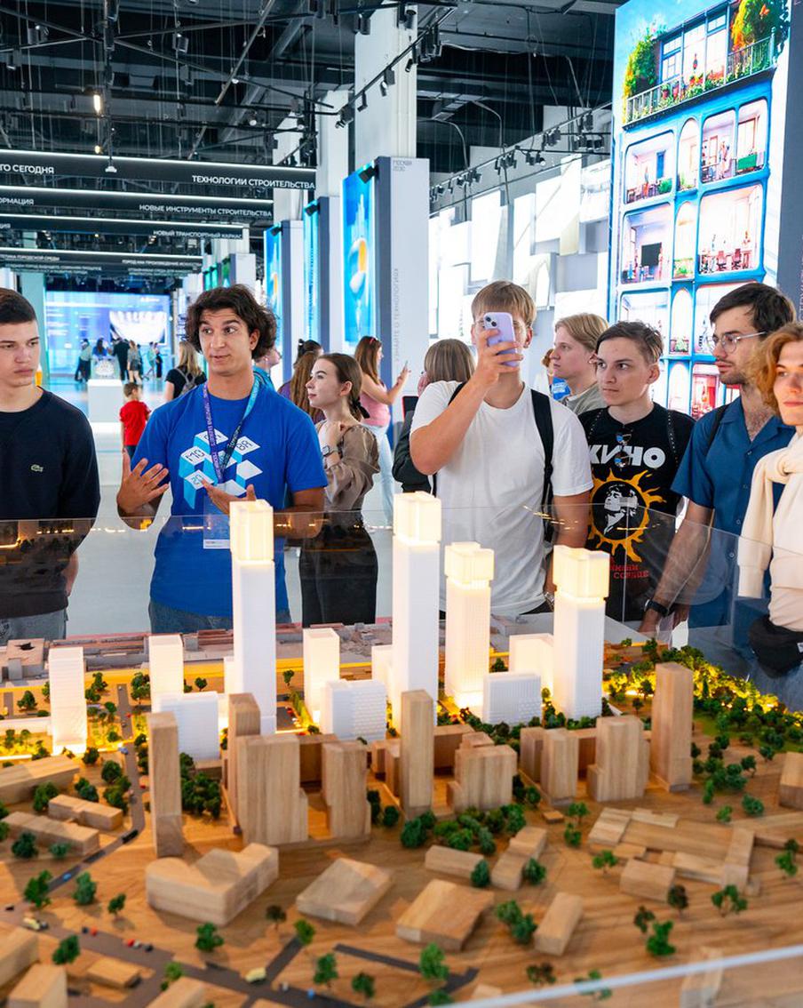Студенты и молодые специалисты посетили выставку "Город будущего" в Зарядье