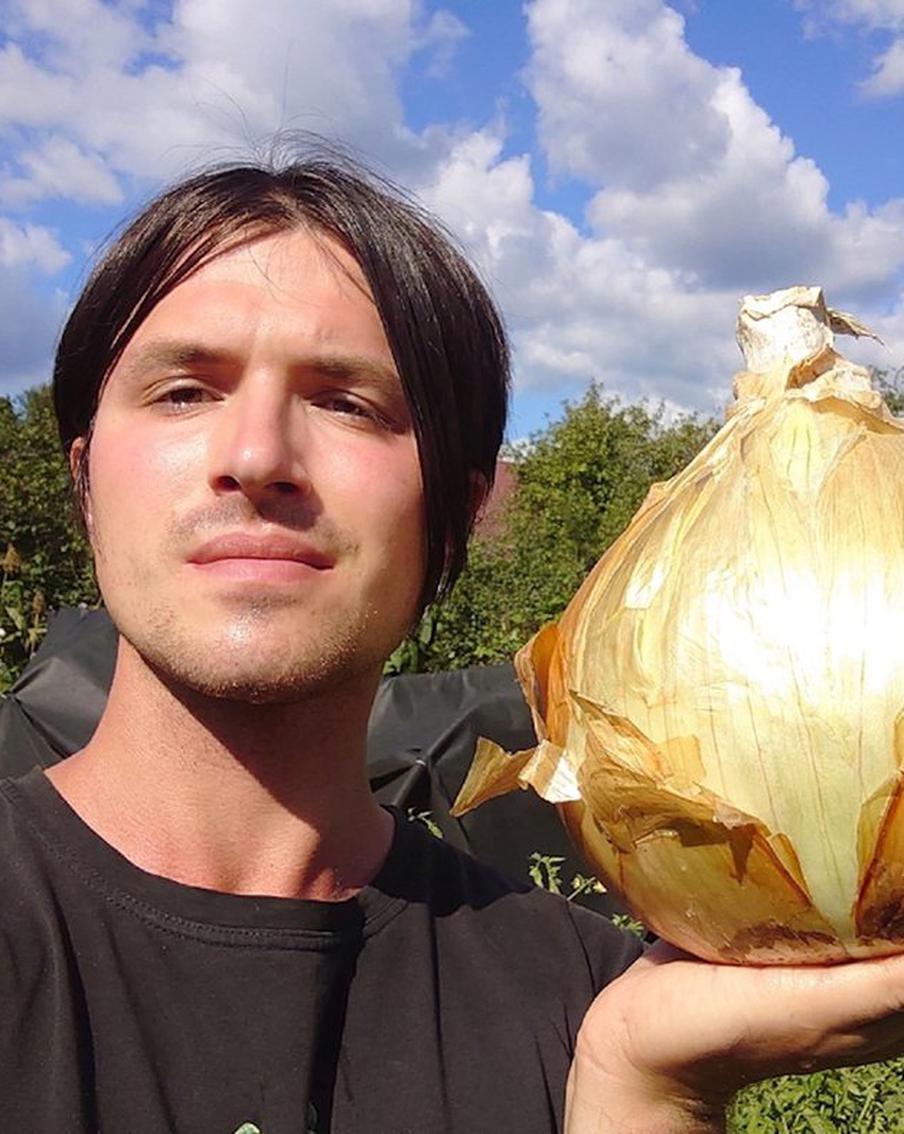 "На моём участке растут только гигантские овощи": москвич вырастил трёхкилограммовую луковицу