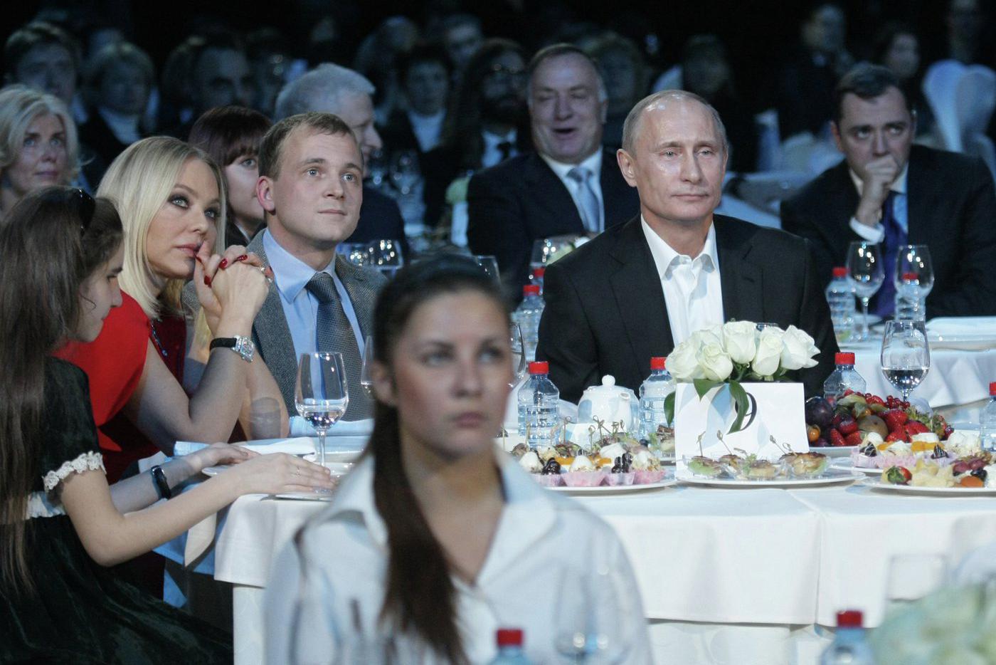 10 декабря 2010 года. Премьер-министр России Владимир Путин присутствует на благотворительном концерте в Ледовом дворце Санкт-Петербурга. Слева от него за столом итальянская актриса Орнелла Мути.