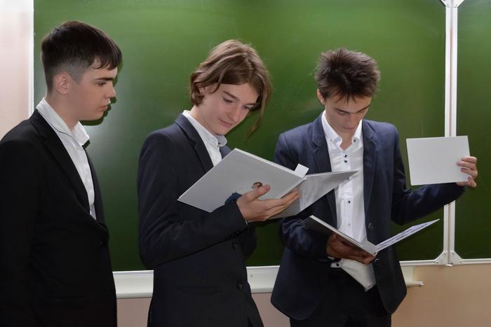 Жители нескольких регионов России столкнулись с невозможностью зачислить детей в десятый класс