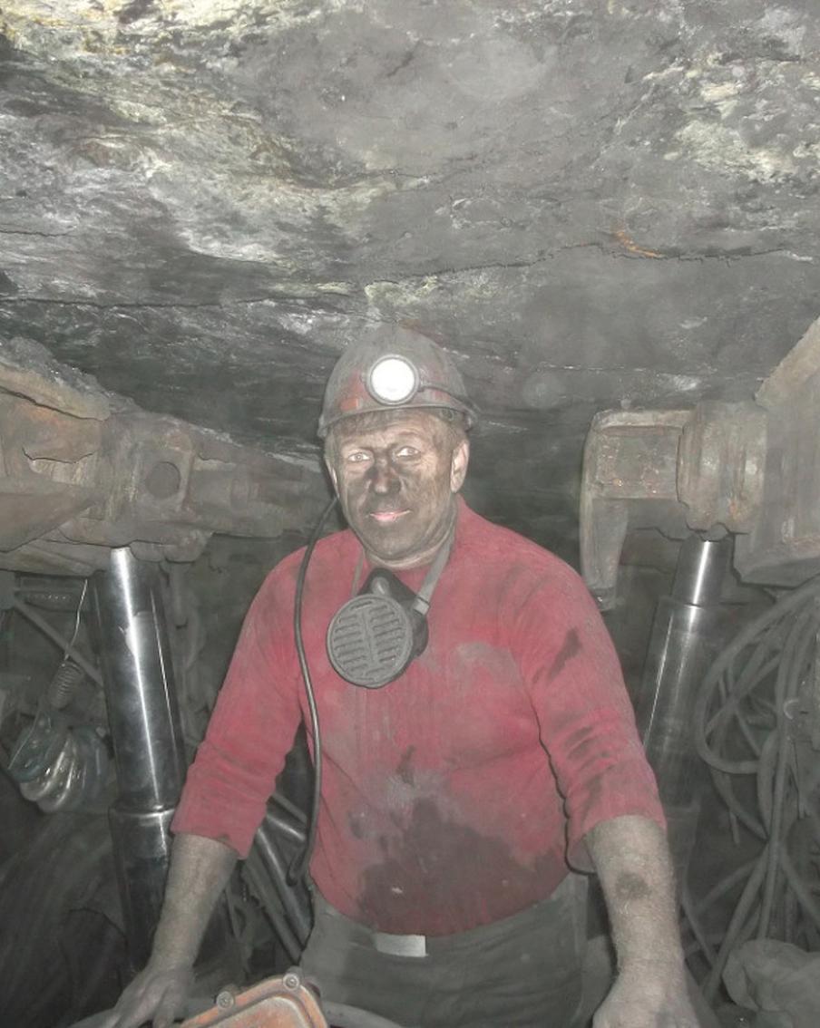 Чуть не потерять ногу и сохранить чувство юмора: каково работать в угольной шахте на юге России