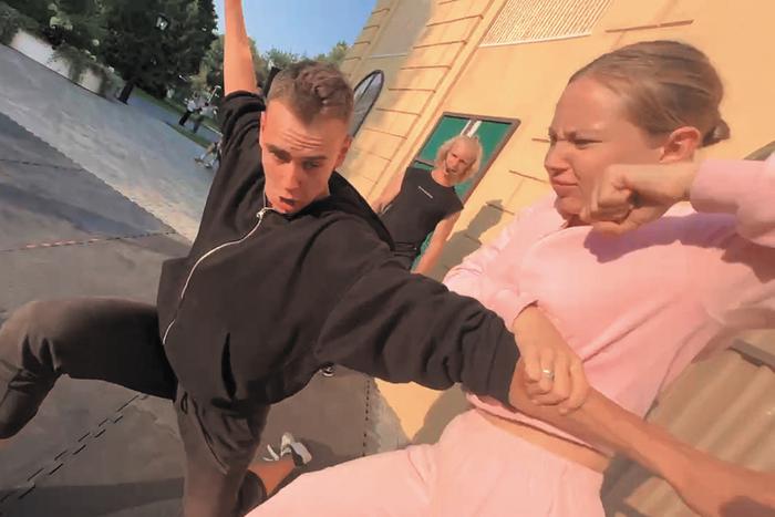 Москвичка поколотила качков, не жалея ударов по голове и корпусу