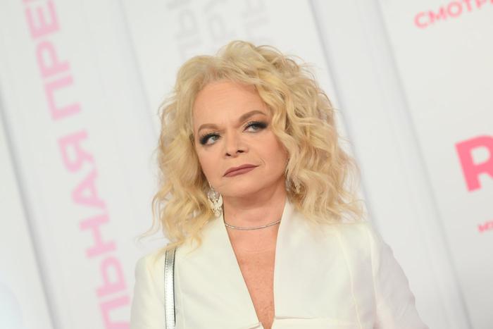 Лариса Долина обездолена: как продать квартиру и не потерять голову