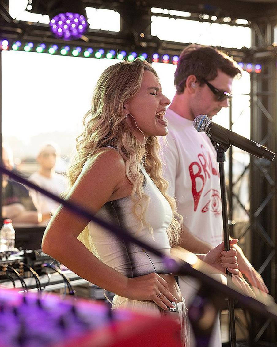 Снова лето ушло: как исполнители хита "Чилить" попрощались с летом новой песней