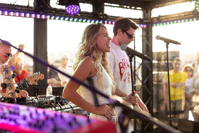 Снова лето ушло: как исполнители хита "Чилить" попрощались с летом новой песней