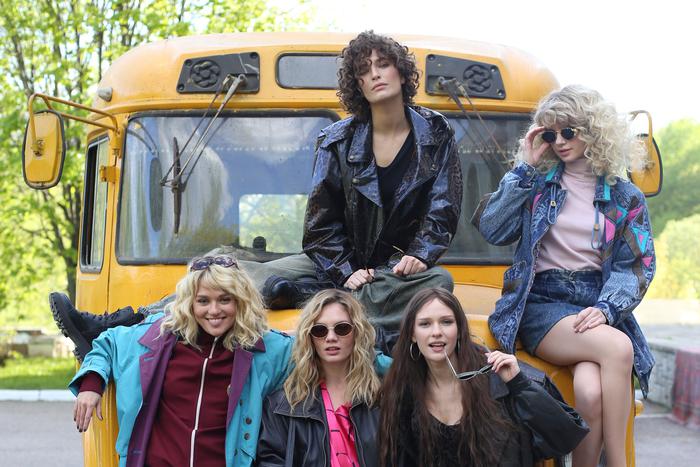 Девчонки из "Комбинации": 5 культовых предметов одежды в стиле 1980-х