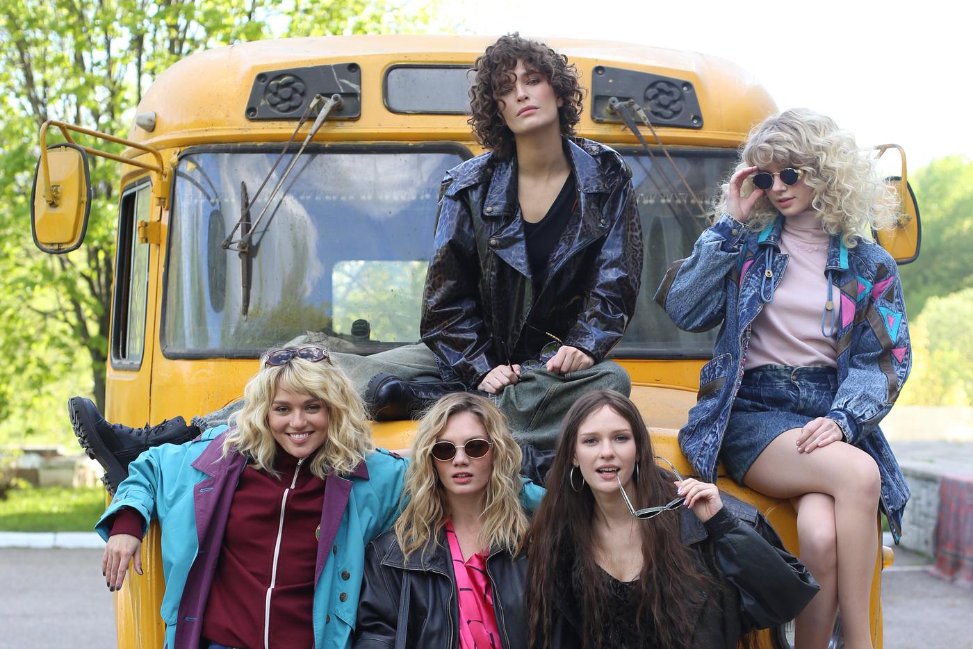 Девчонки из "Комбинации": 5 культовых предметов одежды в стиле 1980-х