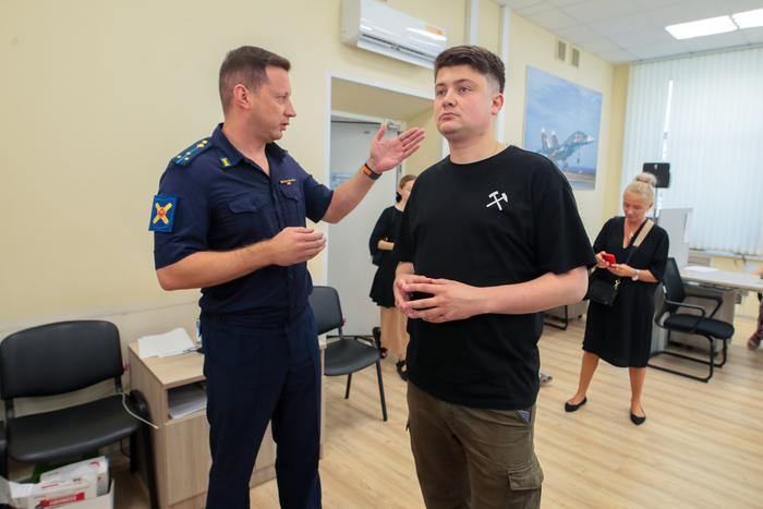 Скрипач Пётр Лундстрем посетил столичный Единый пункт отбора на военную службу